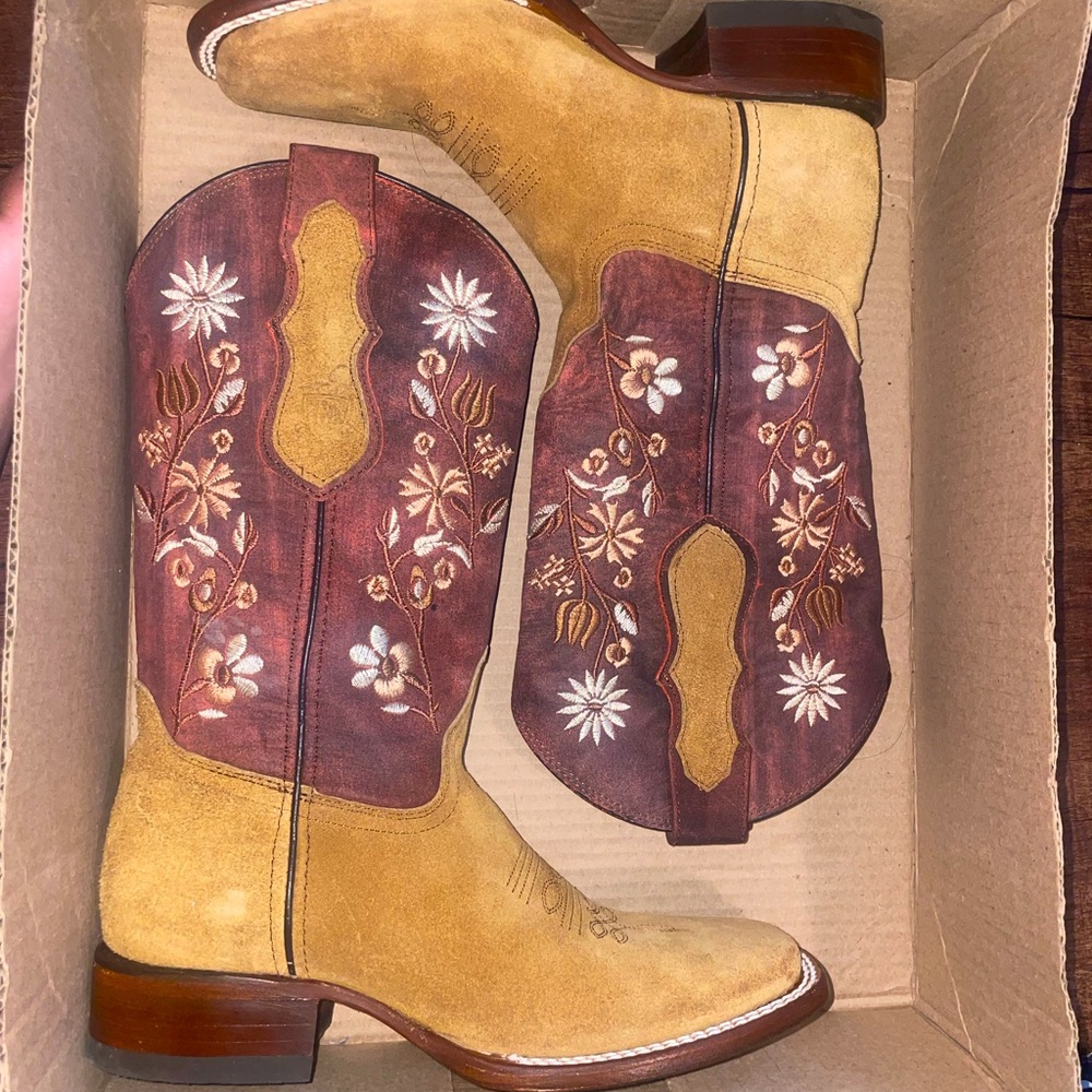 Boots , brown with flowers , size 7.5 US women only worn once and never again